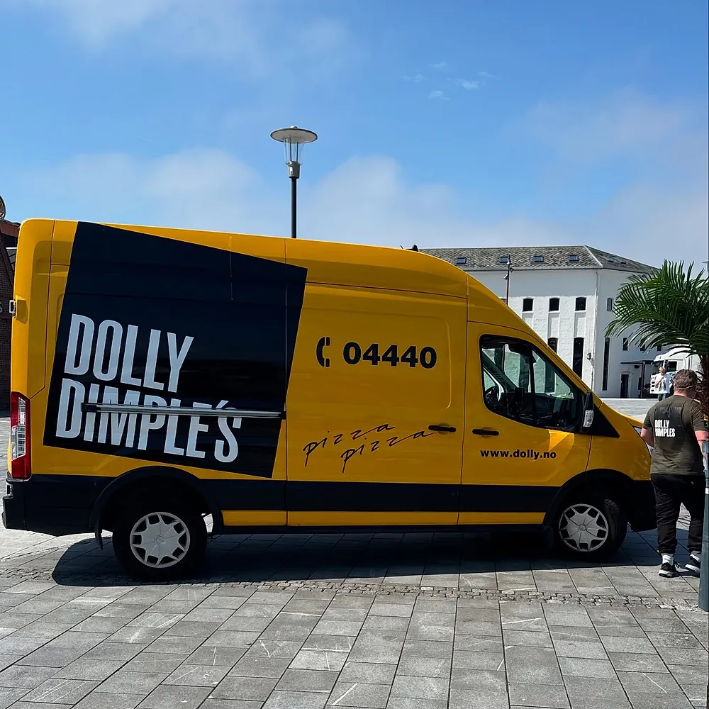 Den gule Dolly Dimple’s-varebilen med telefonnummeret 04440