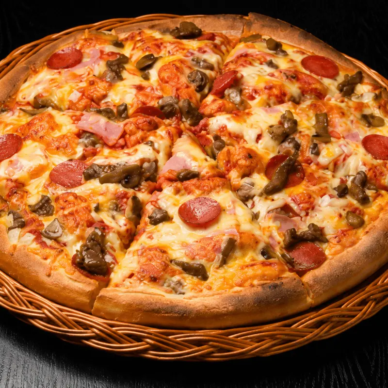 09. SULT! med biffkjøtt, pepperoni, skinke, bacon og kjøttdeig